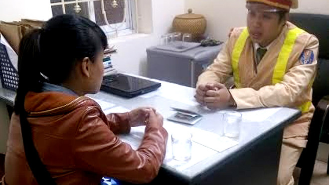 CSGT an ủi, nói chuyện với cô gái suýt bỏ mạng nơi xứ người