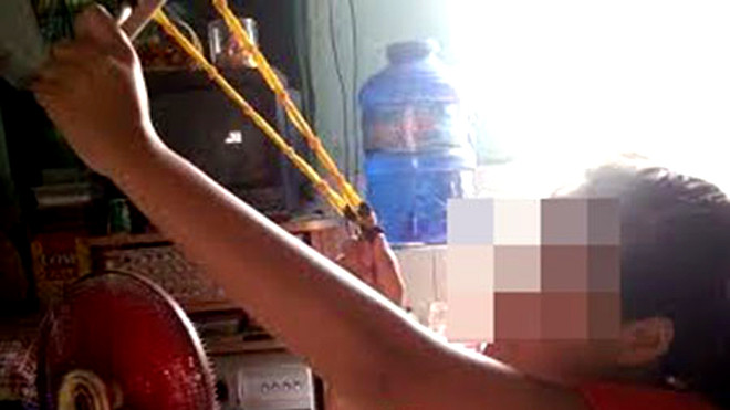 Bé C. vô tư chơi với ná thun sau khi xảy ra sự việc