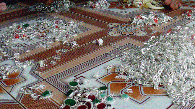 Một phần số bạc trang sức bị Công an TP. Pleiku thu giữ tại nhà đối tượng Lưng. Ảnh: Vĩnh Phúc