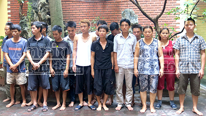 Các con bạc bị bắt giữ, trong đó có cả phụ nữ