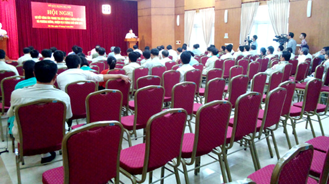 Nhiều đại biểu không đến dự, một số bỏ về sớm nên hội trường còn nhiều dãy ghế trống. Ảnh: Minh Minh