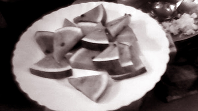 Đĩa dưa hấu tráng miệng có 15 miếng cho 15 cháu. Trong khi tiền hoa quả tráng miệng được nhà trường thống kê là chi 60.000 đồng/ngày. Ảnh: T.L