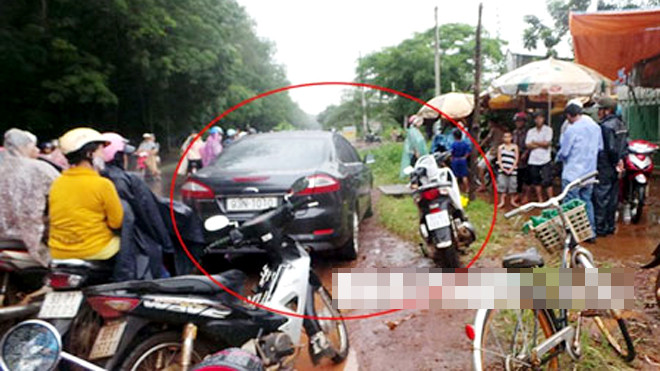 Xe hơi của ông Huệ và chiếc xe máy của chị Thủy bị chặn bên lề đường