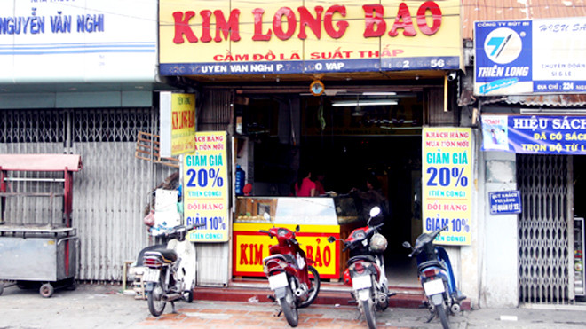 Tiệm vàng Kim Long Bảo, nơi mà hai vợ chồng anh Nghĩa bị bọn cướp giật túi đá quý. Ảnh: An Nhơn