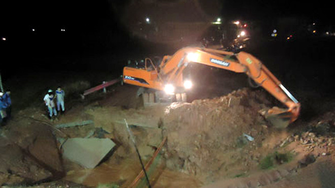 Thi công khắc phục sự cố vỡ đường ống nước