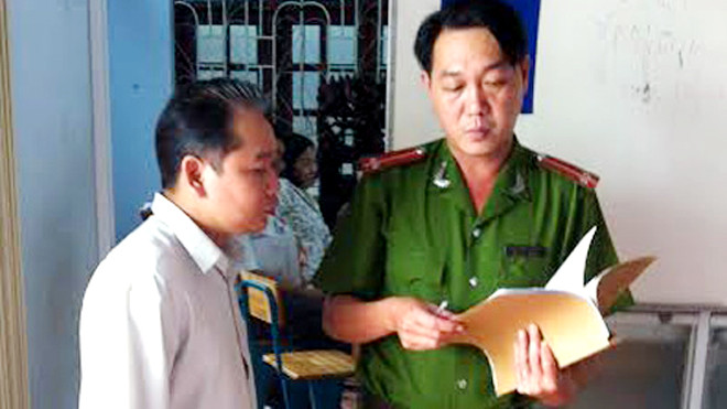 Công an làm việc với ông Chu Văn Việt sáng 21/7 - Ảnh: Đình Phú 