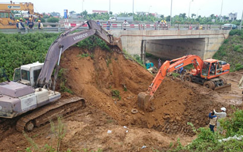 Đơn vị tiến hành đào đất để xác định chiều dài đoạn ống bị vỡ (Ảnh: Dân Trí)