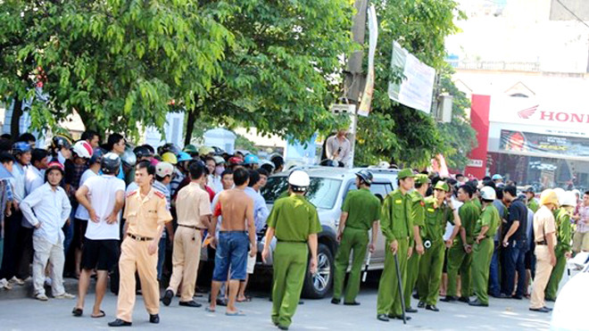Hàng trăm người dân bức xúc vây kín chiếc xe biển xanh khiến nhiều chiến sĩ công an được điều đến hiện trường để làm rõ vụ việc và bảo vệ chiếc xe
