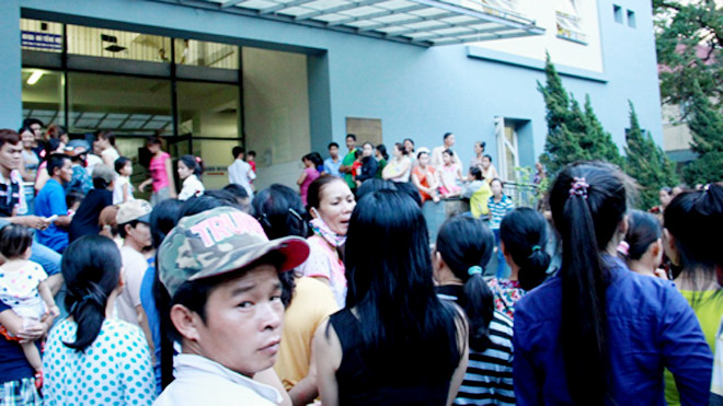 Khoa Nhi Bệnh viện Trung ương Huế bị vây kín sau cái chết của cháu bé 8 tháng tuổi. Ảnh: Phúc Nguyễn