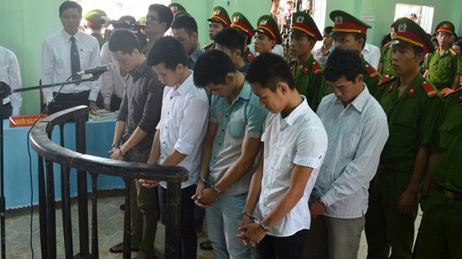 Các bị cáo trước vành móng ngựa