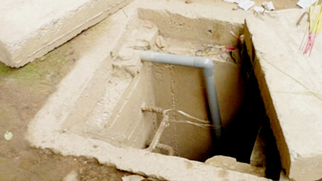 Võ sư Trần Hưng Quang ngã xuống hố ga có nắp nhưng không được che đậy. Trên dọc tuyến đường vành đai 3 từ phố Khuất Duy Tiến, Nguyễn Xiển và Nghiêm Xuân Yêm có hàng chục hố ga trong tình trạng như thế này. Ảnh:Sơn Dương