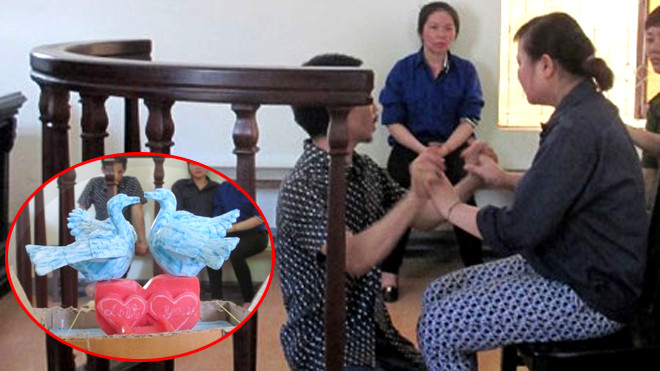 Khi HĐXX đang nghị án, bị cáo Trần Diễn Thương quỳ xuống động viên người yêu là bị cáo Lô Thị Phương Xa và món quà dùng xà bông tạc thành đôi thiên nga bị cáo Thương mang đến Ttặng người yêu