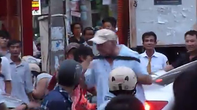 Công an quận Thanh Khê đã xác định được thanh niên dùng lốp xe đánh ông Dennis là Lê Văn Phước - Ảnh cắt từ Clip