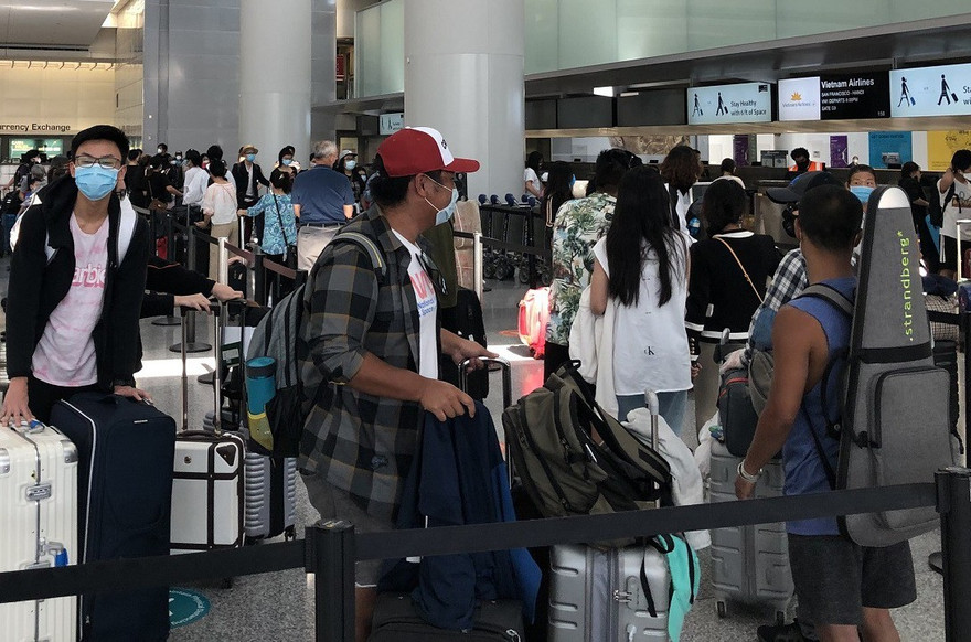 Các hành khách ở Mỹ lên chuyến bay về Việt Nam. (Ảnh: Mofa)
