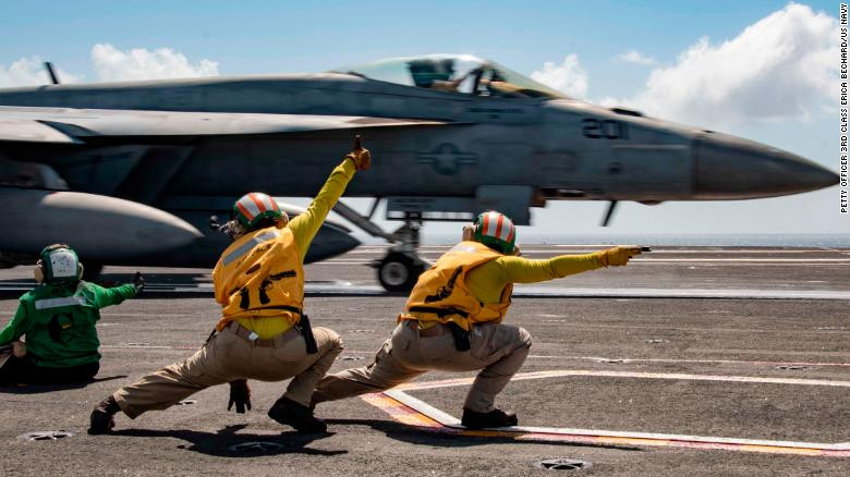 Các thủy thủ Mỹ trên tàu sân bay USS Ronald Reagan. (Ảnh: US Navy)