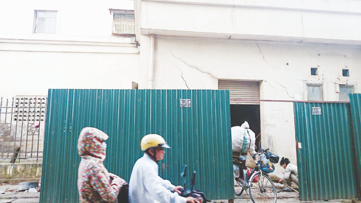 Tường nứt lở, bong tróc xuất hiện tại nhiều khu nhà tái định cư ở Hà Nội. Ảnh: Như Ý