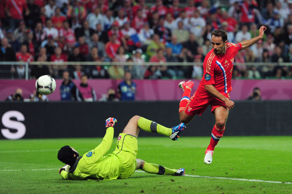 Tiền vệ Roman Shirokov.