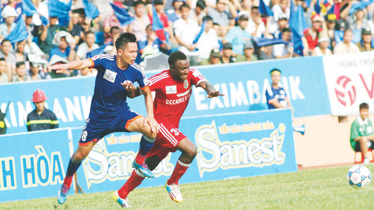 Bình Dương (phải) vẫn còn thiếu danh hiệu Cúp Quốc gia trong bộ sưu tập của mình. ảnh VSI 