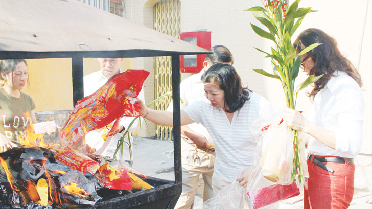 Bộ sẽ có giải pháp hạn chế đốt vàng mã. Ảnh: H. Nguyễn