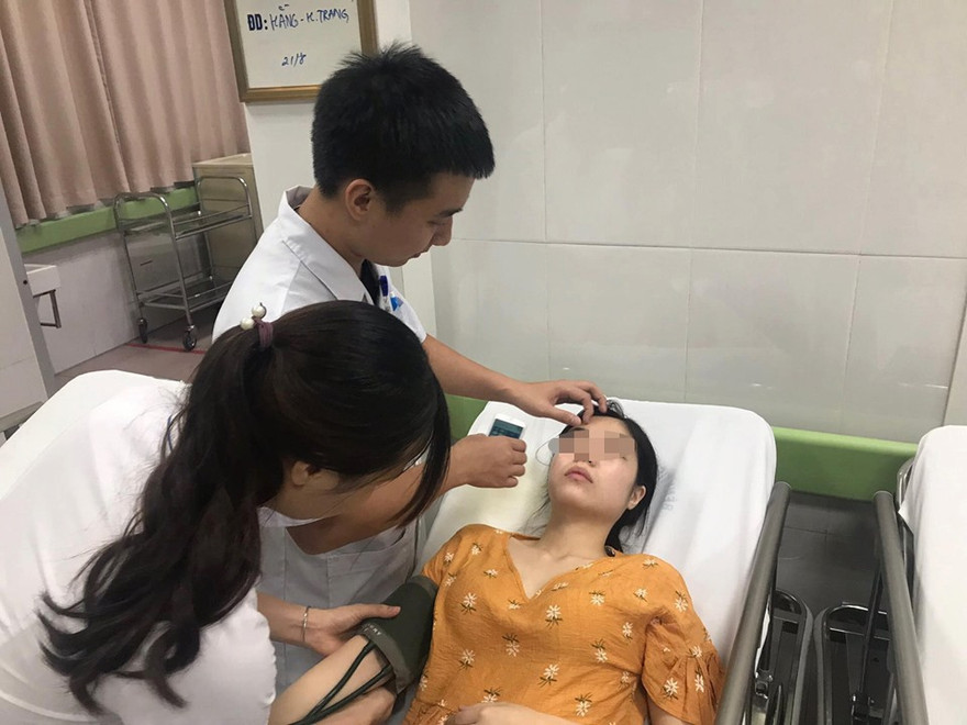 Chị L. được khám và điều trị tại bệnh viện.