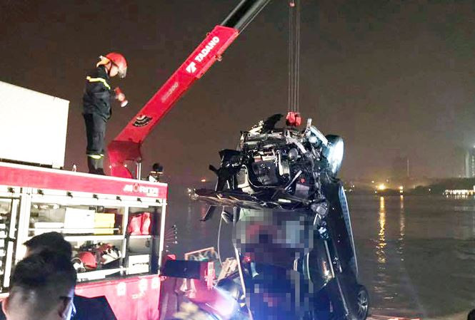 Trục vớt xe Mercedes lao xuống sông Hồng.