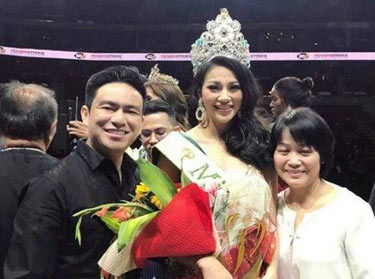 Bác sĩ Chiêm Quốc Thái chụp hình với Phương Khánh trong đêm cô đăng quang.
