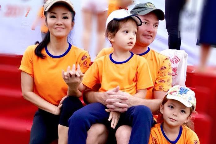 Hồng Nhung chưa lên tiếng về tin đồn có người thứ ba phá vỡ hạnh phúc gia đình.