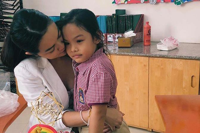 Phạm Quỳnh Anh và con gái lớn- bé Tuệ Lâm.
