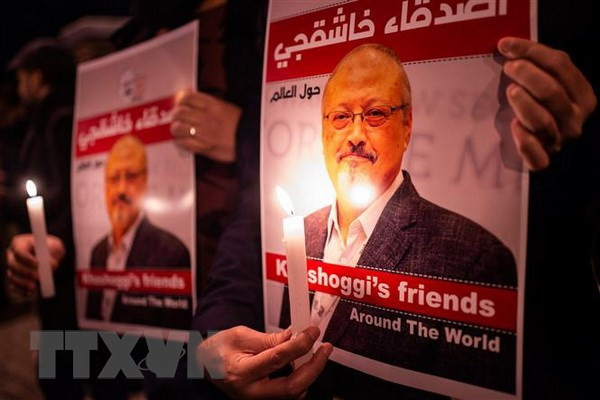 Thắp nến tưởng niệm nhà báo Jamal Khashoggi bên ngoài lãnh sự quán Saudi Arabia ở Istanbul, Thổ Nhĩ Kỳ. (Nguồn: AFP/TTXVN)