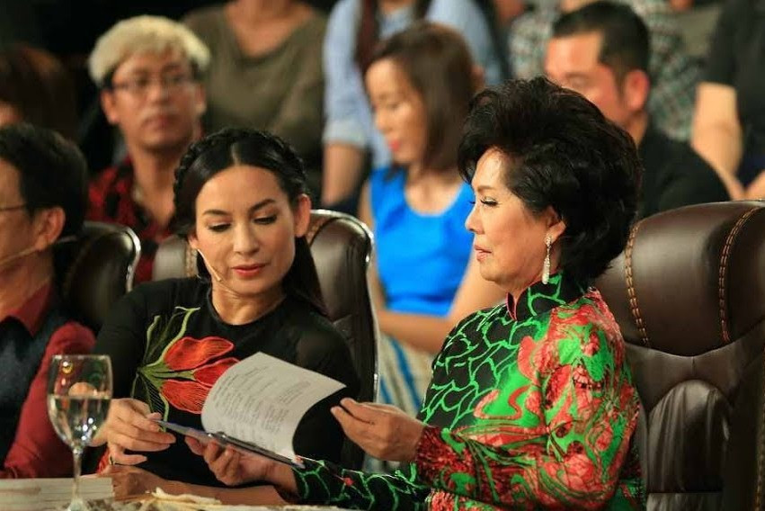 Danh ca Phương Dung và Phi Nhung cùng ngồi ghế nóng trong một chương trình truyền hình thực tế.