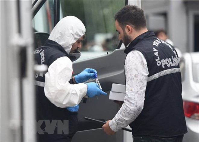 Cảnh sát Thổ Nhĩ Kỳ điều tra tại lãnh sự quán Saudi Arabia ở Istanbul, Thổ Nhĩ Kỳ ngày 17/10/2018. (Nguồn: THX/TTXVN)