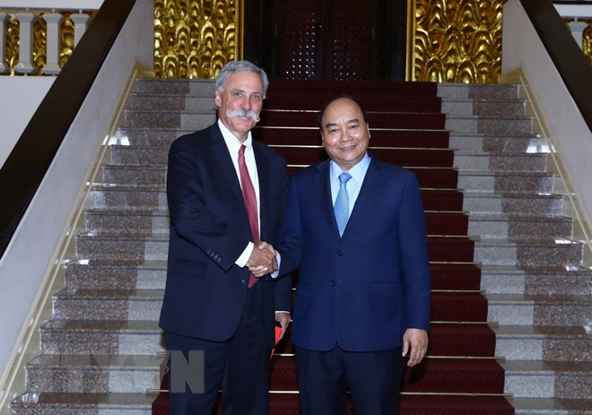 Thủ tướng Nguyễn Xuân Phúc tiếp ông Chase Carey, Chủ tịch kiêm Giám đốc điều hành Tập đoàn Formula One. (Ảnh: Thống Nhất/TTXVN)