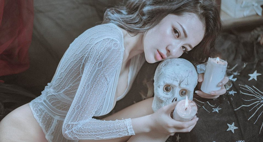 Bộ ảnh khoe thân phản cảm của Ngân 98 gây phẫn nộ