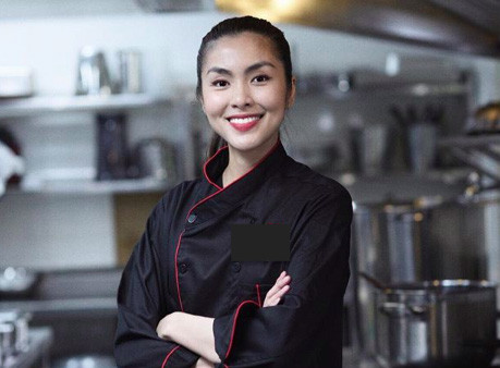 Tăng Thanh Hà giản dị trong trang phục đầu bếp.