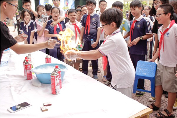 Một thí nghiệm kinh điển của Science Tour – Bàn tay lửa. Đặc biệt, các bạn nhỏ sau khi tham gia vào thí nghiệm này đều chia sẻ rằng dù “chơi với lửa” nhưng tay của các bạn không hề bị bỏng rát.