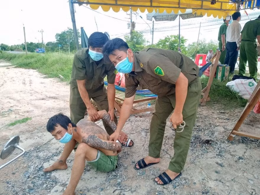 'Pun' xăm trổ thời điểm bị khống chế.