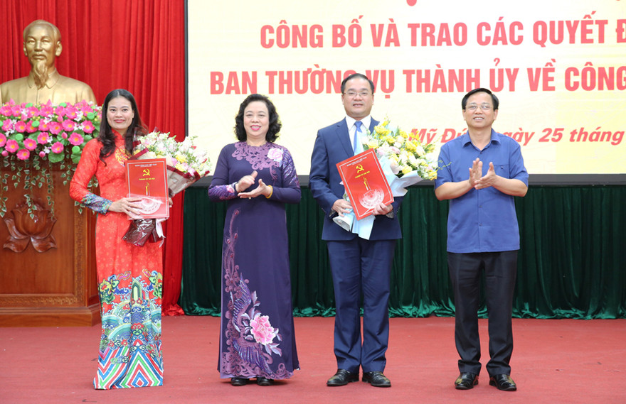 Phó Bí thư Thường trực Thành ủy Hà Nội Ngô Thị Thanh Hằng trao quyết định cho bà Bạch Liên Hương và ông Nguyễn Ngọc Việt. Ảnh: HNM