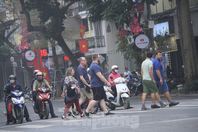 Du khách nước ngoài ở Hà Nội hồi tháng 3/2020. Ảnh: Trường Phong