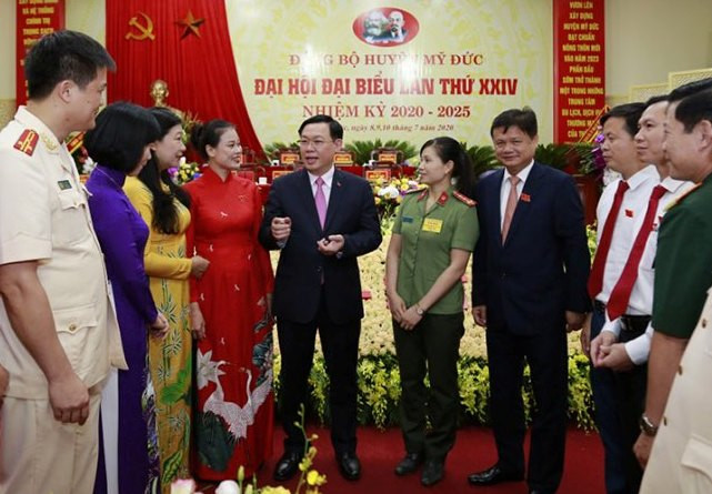 Bí thư Thành ủy Vương Đình Huệ trao đổi với các Đại biểu dự Đại hội. Ảnh: Trường Phong