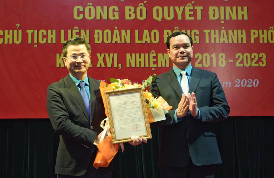 Chủ tịch Tổng Liên đoàn Lao động Việt Nam Nguyễn Đình Khang trao quyết định và tặng hoa chúc mừng Chủ tịch Liên đoàn Lao động thành phố Hà Nội Nguyễn Phi Thường. 