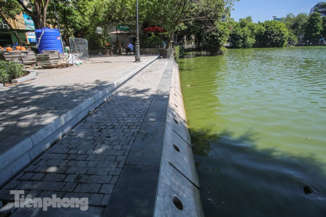 Một đoạn thí điểm kè hồ Hoàn Kiếm bằng công nghệ bê tông cốt sợi - Ảnh: Duy Phạm