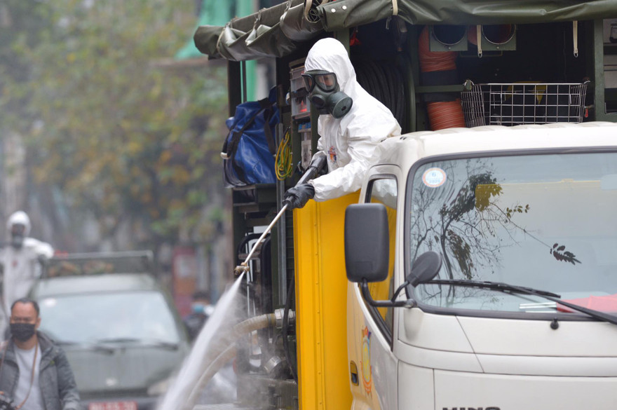 Cơ quan chức năng tiến hành khử trùng ở phố Trúc Bạch