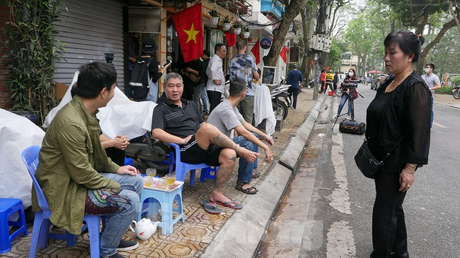 Người dân phố Trúc Bạch thảnh thơi nói chuyện trên vỉa hè sáng 21/3. Ảnh: Mạnh Thắng