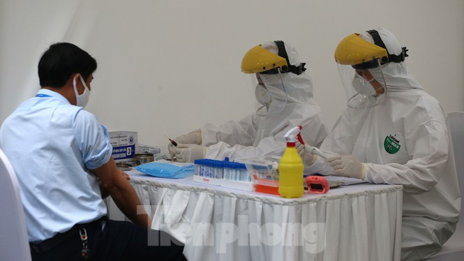 Xét nghiệm nhanh Sars-CoV-2 ở Hà Nội. Ảnh: Hoàng Mạnh Thắng
