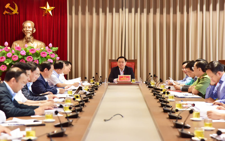 Bí thư Thành ủy Hà Nội Vương Đình Huệ chủ trì cuộc họp Thường trực Thành ủy nghe báo cáo về tình hình người dân chặn xe chở rác vào bãi rác Nam Sơn. Ảnh: PV