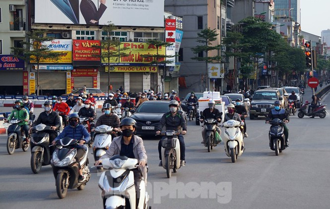 Người dân Hà Nội ra đường trong những ngày cách ly xã hội