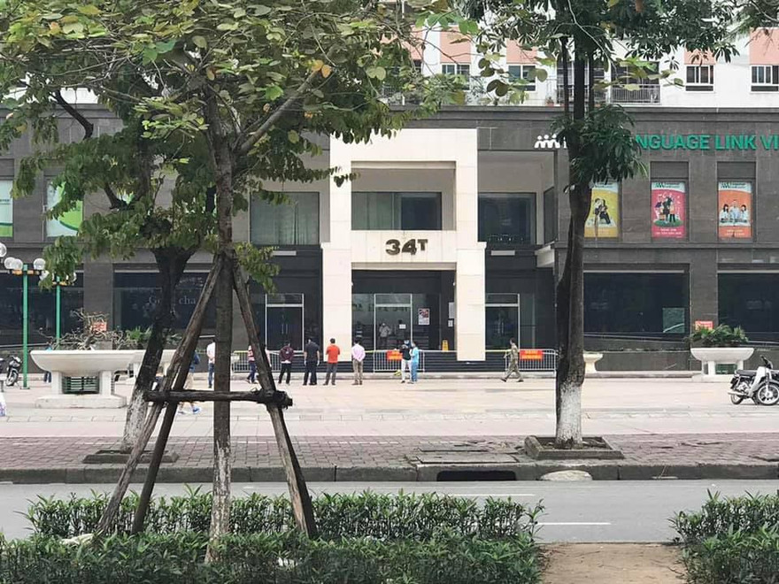 Khoanh vùng, rà soát, khử khuẩn tòa nhà 34T phố Hoàng Đạo Thúy