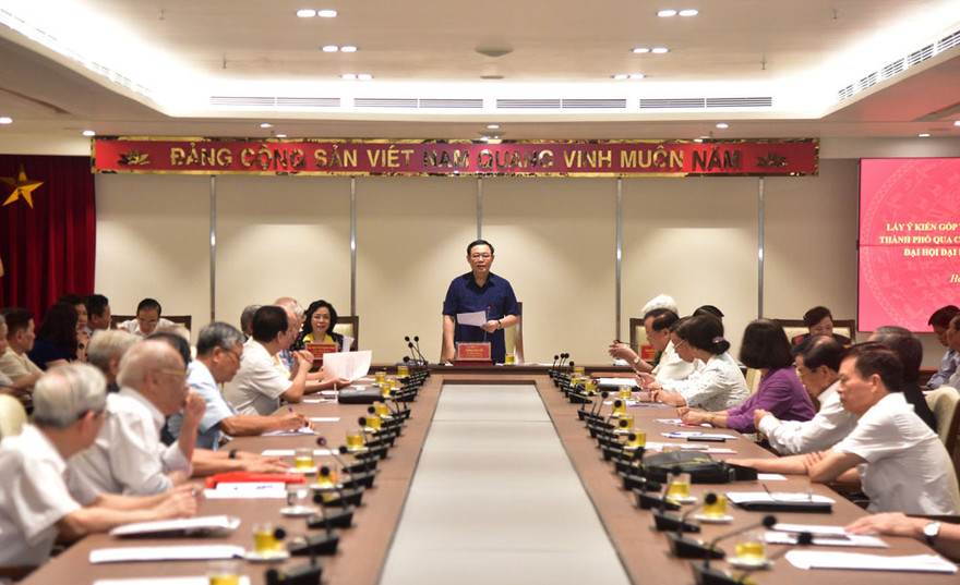 Bí thư Thành ủy Hà Nội Vương Đình Huệ phát biểu tại hội nghị