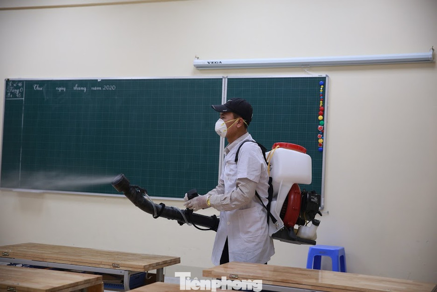 Hà Nội phun thuốc khử trùng các trường trên địa bàn thành phố để phòng, chống dịch