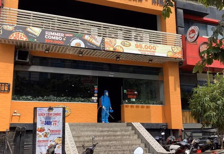 Bệnh nhân 812 là F1 làm cùng cửa hàng bánh Pizza, có tiếp xúc gần với bệnh nhân 447